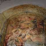 Proseguiamo poi verso il presbiterio per ammirare un colorato affresco ottocentesco che rappresenta �L'incredulit� di San Tommaso Apostolo�